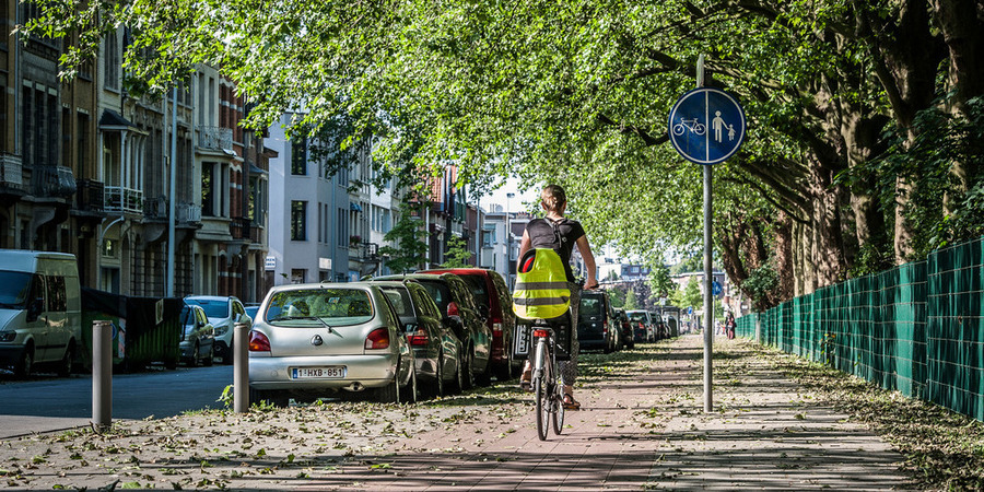 Een fietspad in de stad